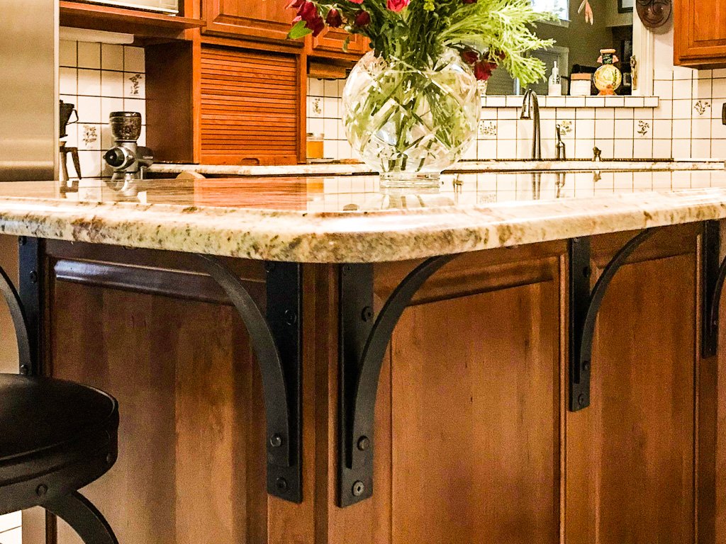 Customer image using Station Grandé brackets as corbels for their counter top